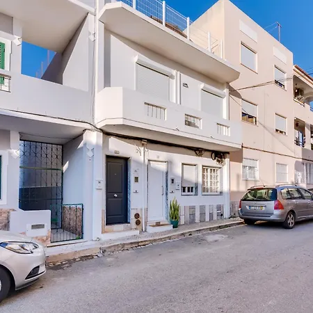 With Rooftop And Work Space In Apartment Quarteira