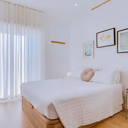 Apartamento With Rooftop And Work Space In Quarteira