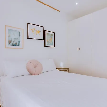 With Rooftop And Work Space In Quarteira