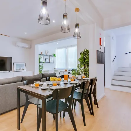 With Rooftop And Work Space In Картейра