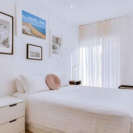 With Rooftop And Work Space In * Quarteira