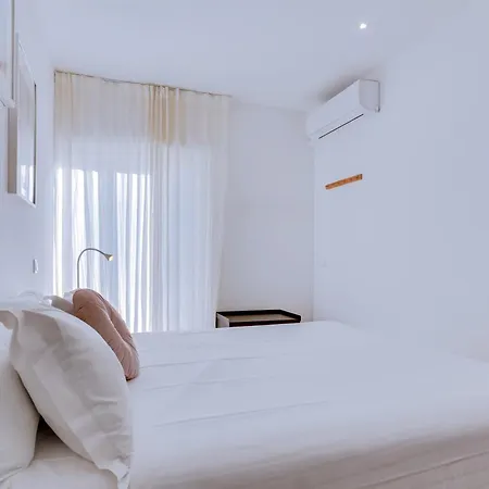 With Rooftop And Work Space In Apartment *