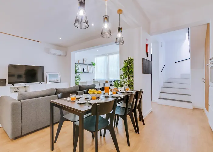 With Rooftop And Work Space In Quarteira