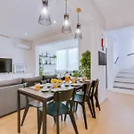 With Rooftop And Work Space In Quarteira