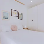 With Rooftop And Work Space In Quarteira