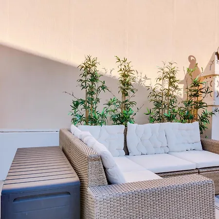 Apartman With Rooftop And Work Space In *