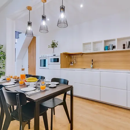 Apartman With Rooftop And Work Space In