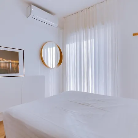 Apartman With Rooftop And Work Space In *